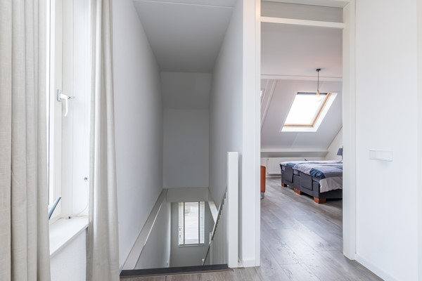 Foto - Te koop: Op goede en in geliefde woonwijk in Voerendaal gelegen halfvrijstaande bovenwoning (type B3 maisonnette), met o.a. dakterras, separate berging op de begane grond en eigen parkeerplaats. 